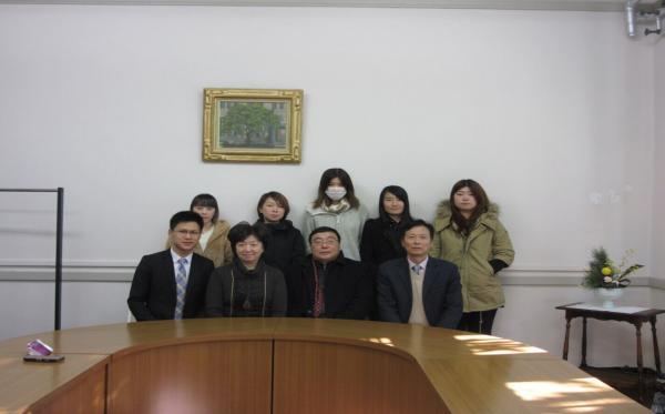 我院教师与我院在环太平洋大学留学的学生们.jpg